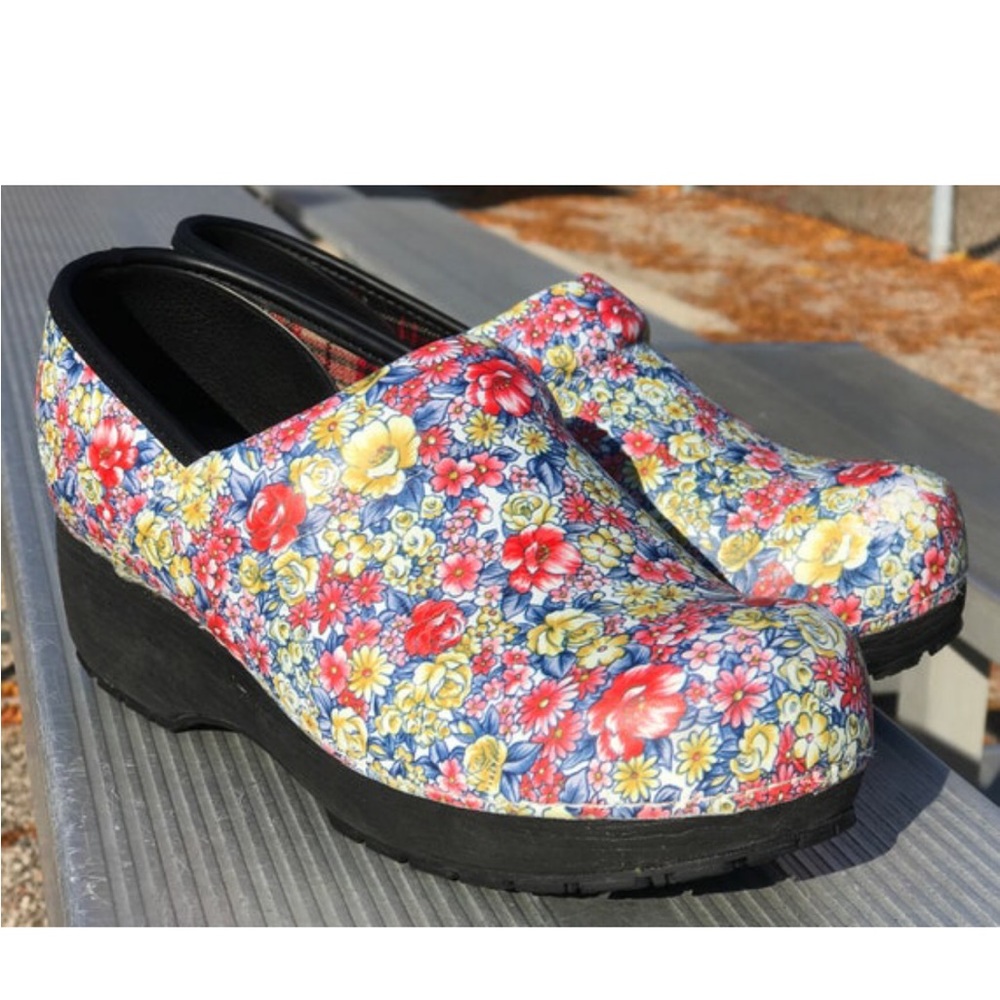 Women’s 9 Floral Pattern Heeled Rubber Slip Resistant SKECHERS Work Clogs